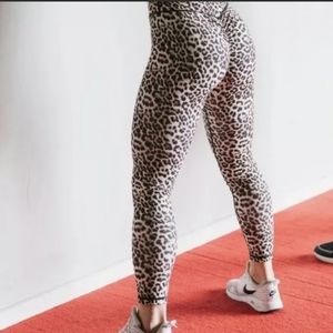 Zyia Brilliant Leopard Scrunchy What Scrunch Butt High Rise 7/8 Leggings Sz 8-10